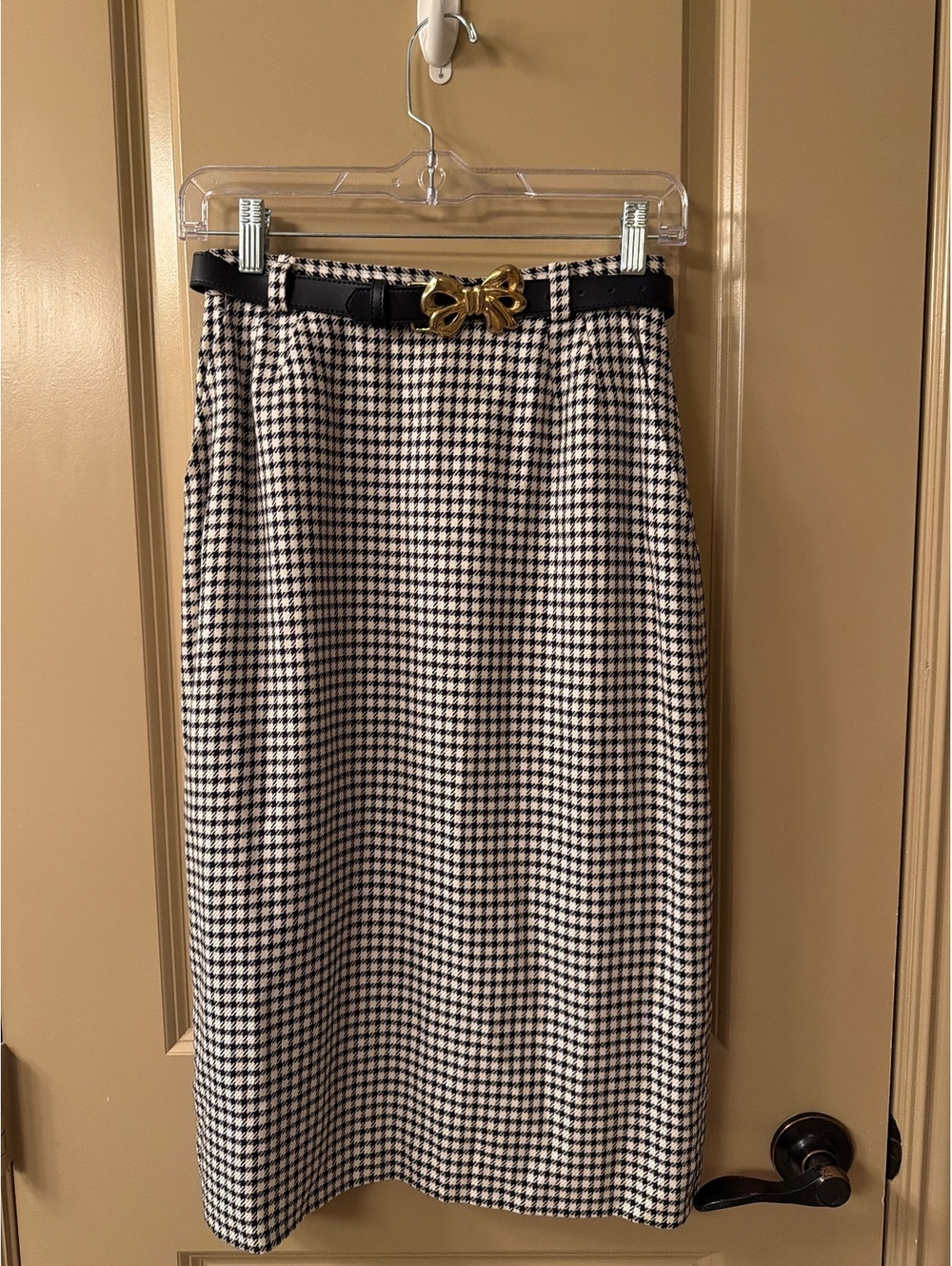 Evan Picone Black & White Houndstooth Pencil Skirt with Decorative Gold Bow Belt